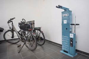 atrium torhaus detail fahrrad reparaturstation