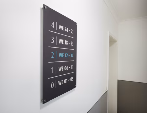 atrium torhaus etagenschild wohnungsnummern