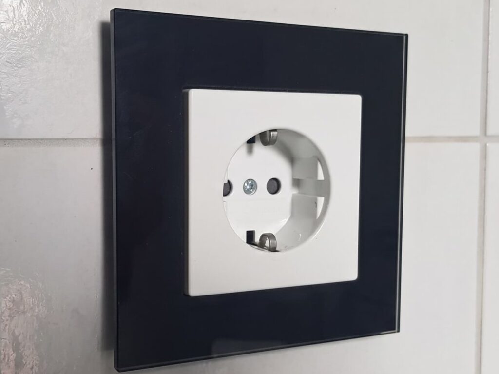 steckdose hochglanzschwarz weiss