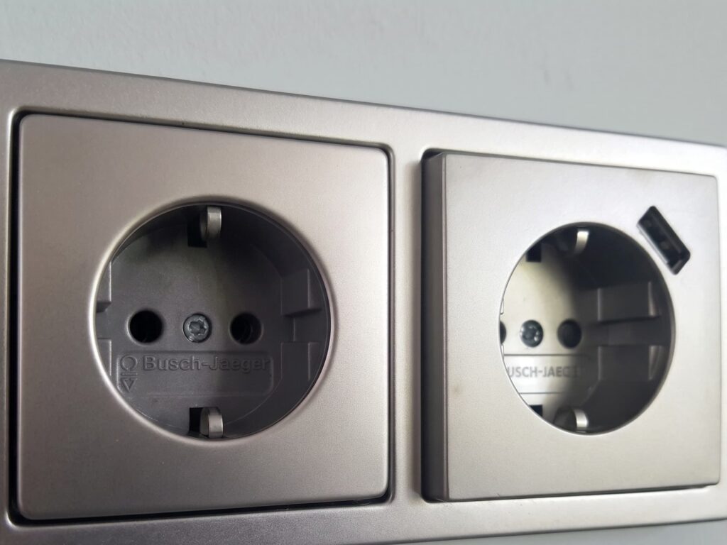 steckdose mit usb anschluss silber