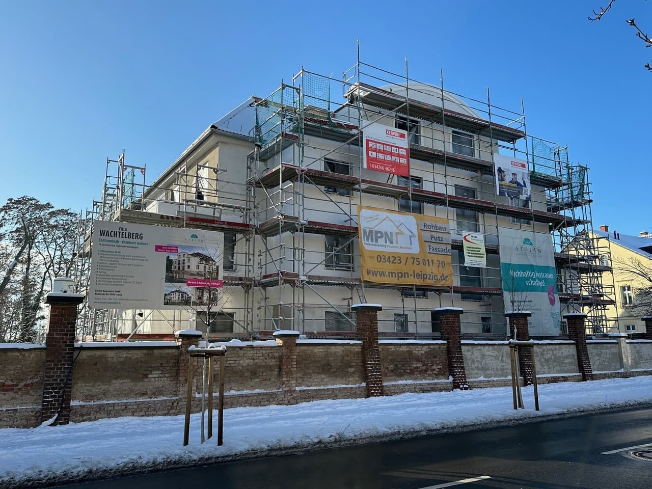 Fassaden-Arbeiten auf Kurs