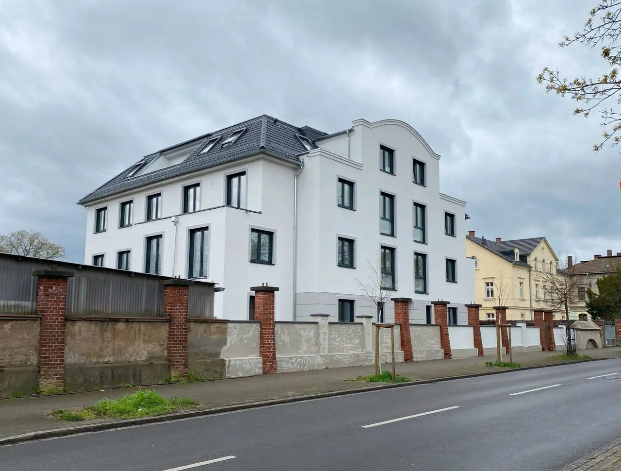 Neubau erstrahlt in heller Fassade