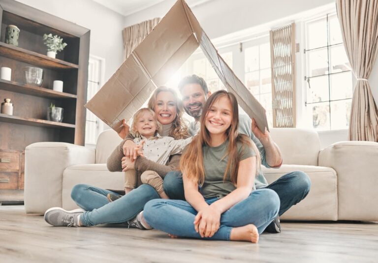 sicherheit zuhause glueckliche familie
