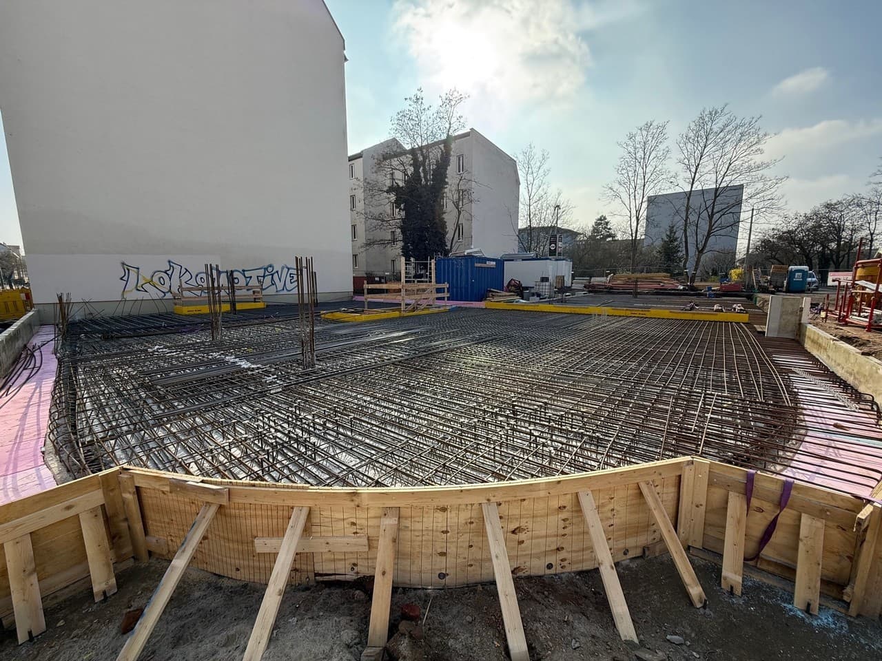 Grundlage für den Rohbau steht