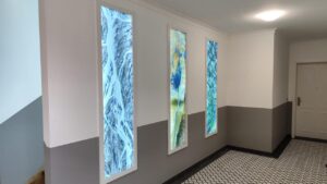 beleuchtete Wandbilder im Treppenhaus Torhaus