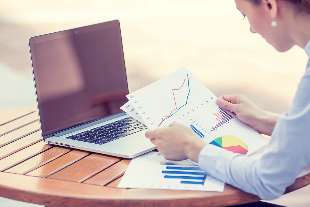 Fachperson analysiert Immobilieninvestment anhand von IRR, Eigenkapitalrendite und CO₂-Kostenverteilung