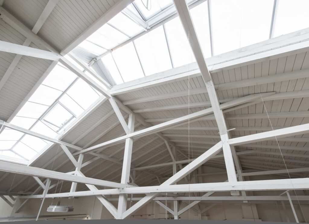 blick auf holzkonstruktion halle oberlichtband