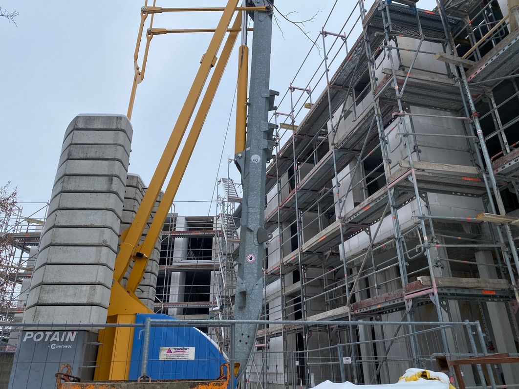 Rohbau der Baustelle im Winter