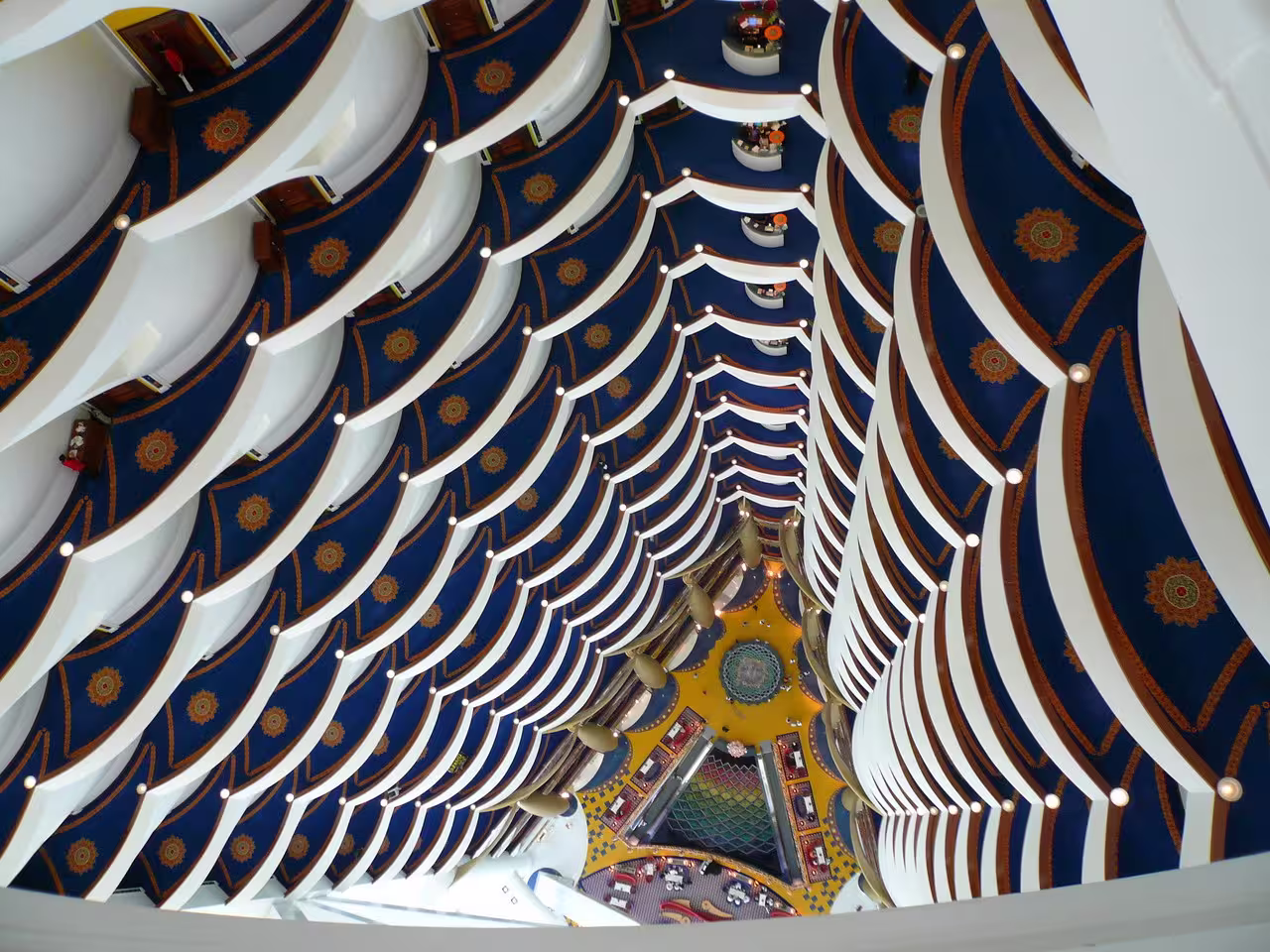 blick von oben nach unten ins atrium burj al arab flickr lars plougmann