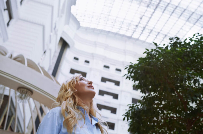 Lichtdurchflutetes Atrium als architektonisches Element moderner Immobilien