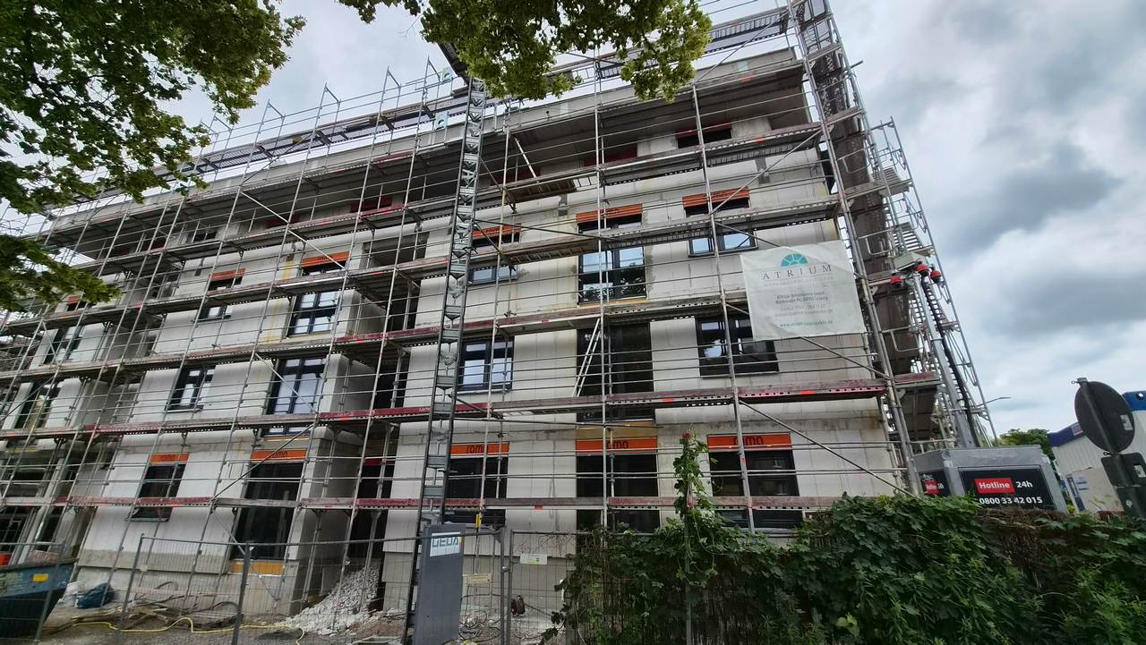 Neubau Am Parthegrün mit eingebauten Fenstern und Balkontüren, Gerüst und laufenden Ausbauarbeiten