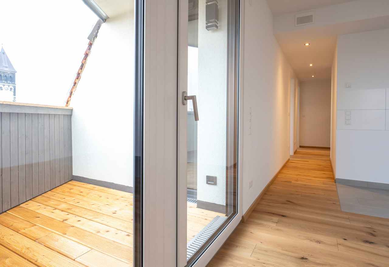 Helle Wohnung im Parkblick mit Zugang zu einem Balkon in Richtung Park