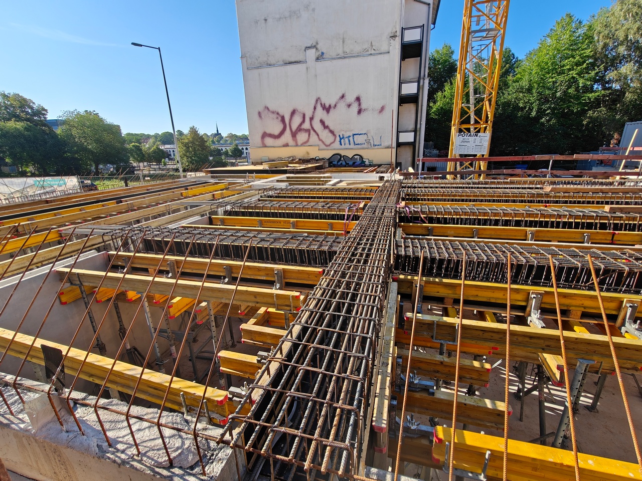 Schalungs- und Bewehrungsarbeiten für die Tiefgaragendecke des Wohnquartiers am Pleißenbach