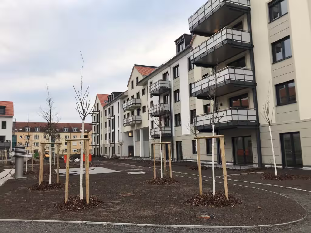 Der Innenhof lädt bald zum Verweilen ein