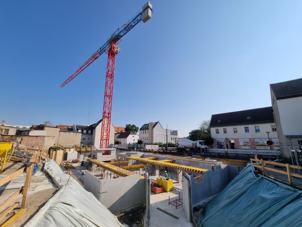 Betonwände und Deckenschalungen unter dem Baukran