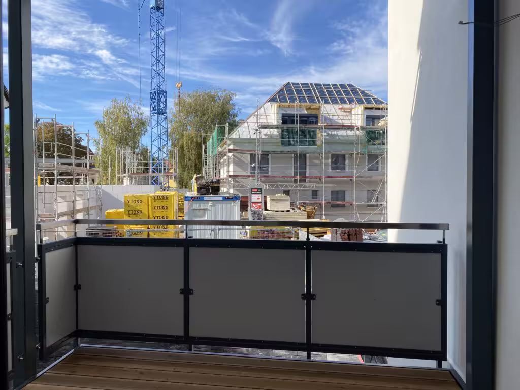 Balkon mit Holzbelag zum Entspannen