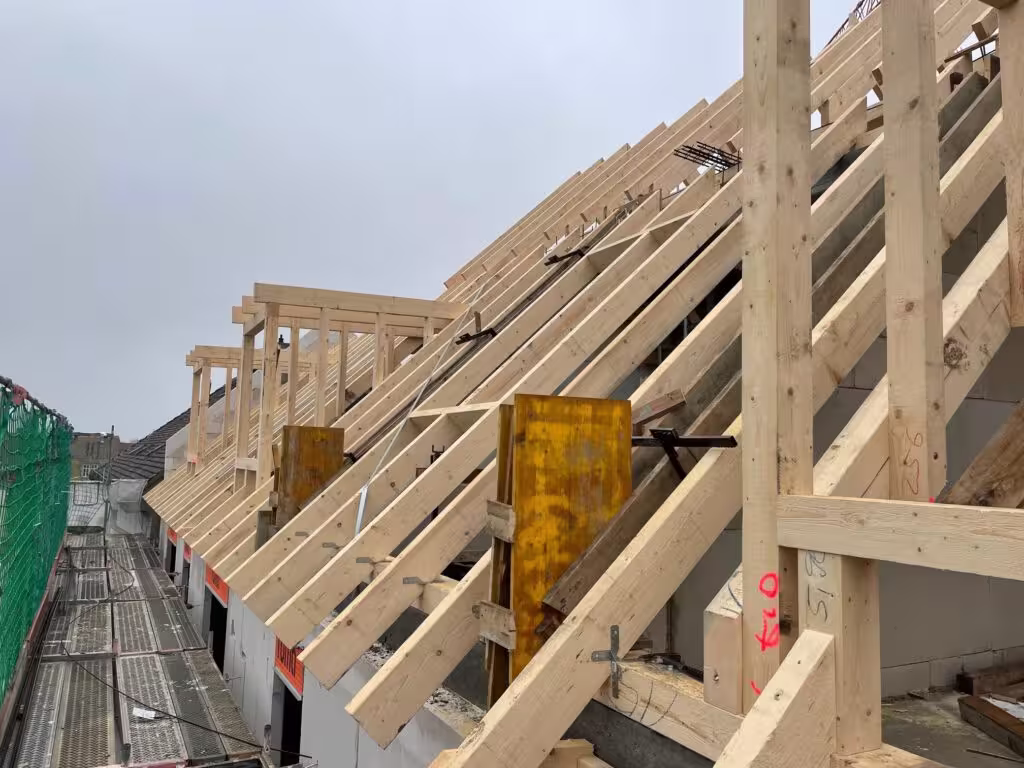 Aufgerichtete Holzdachstuhl mit Gaubenaufbauten