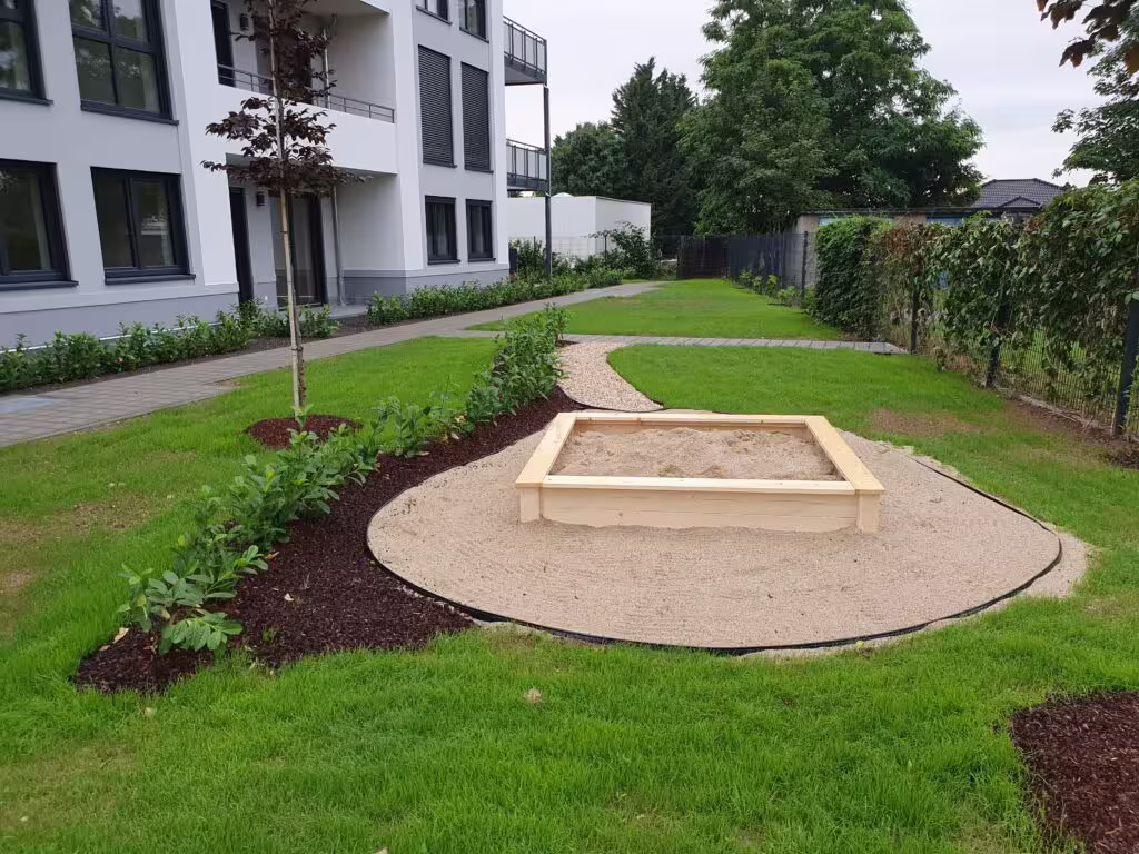 Gartenbereich mit Spielgelegenheit